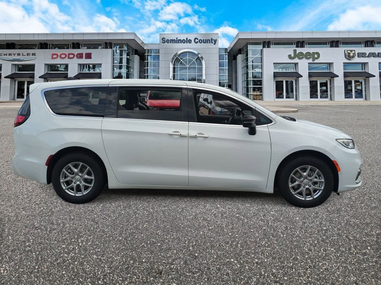 Thumbnail: 2026 Chrysler Pacifica - 9