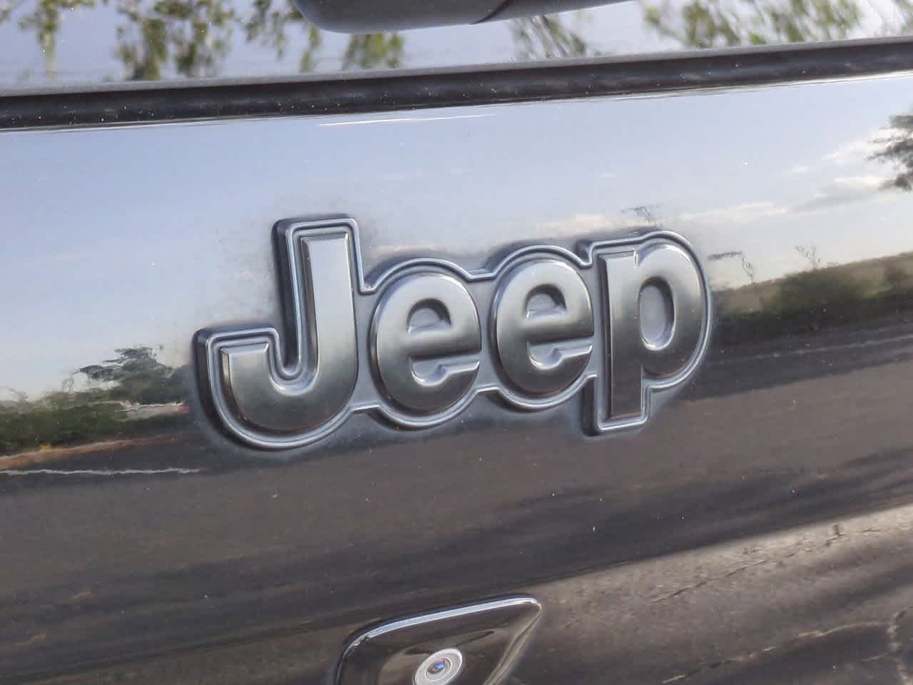 Thumbnail: 2018 Jeep Cherokee - 12