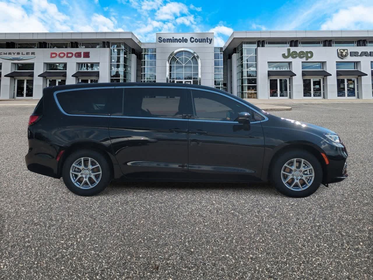 Thumbnail: 2026 Chrysler Pacifica - 9