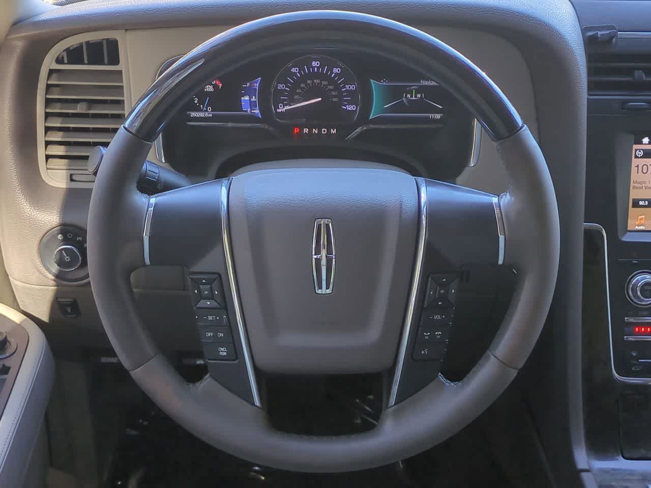 Thumbnail: 2017 Lincoln Navigator L - 24