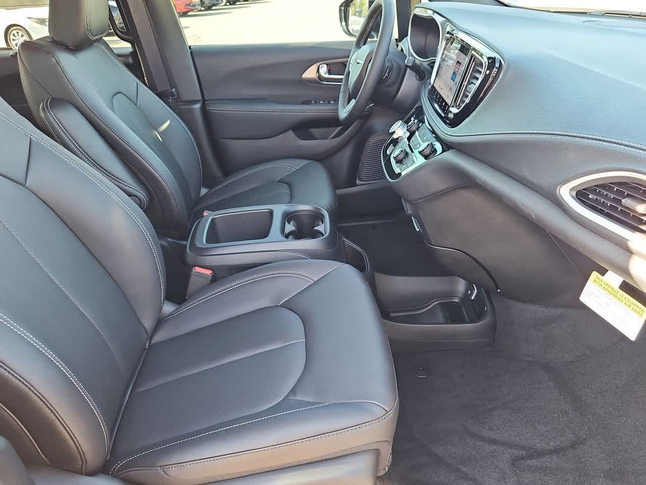 Thumbnail: 2026 Chrysler Pacifica - 22