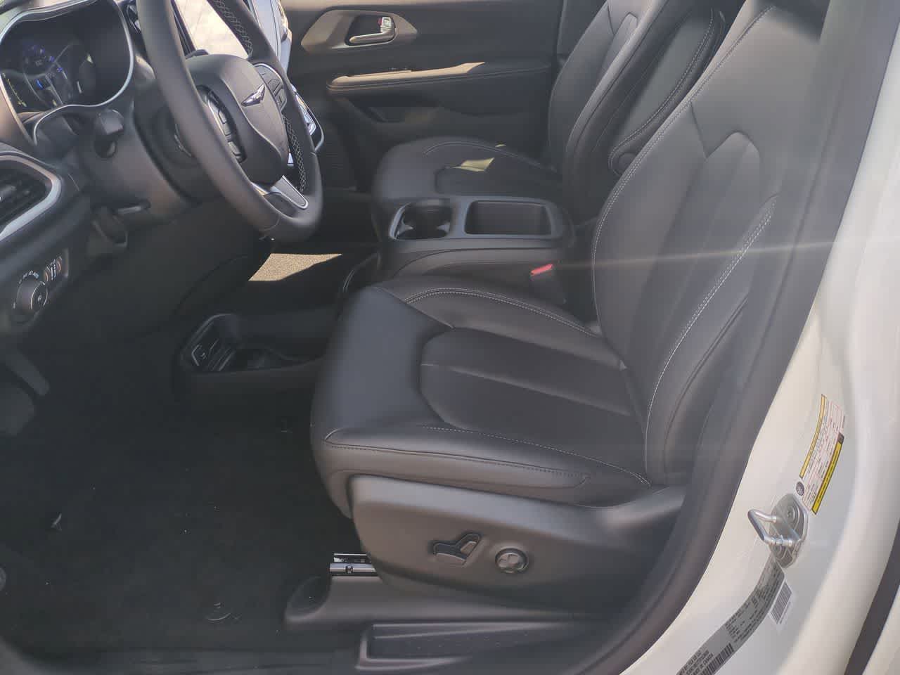 Thumbnail: 2026 Chrysler Pacifica - 17