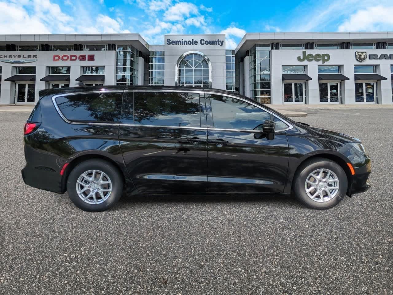 Thumbnail: 2026 Chrysler Voyager - 9