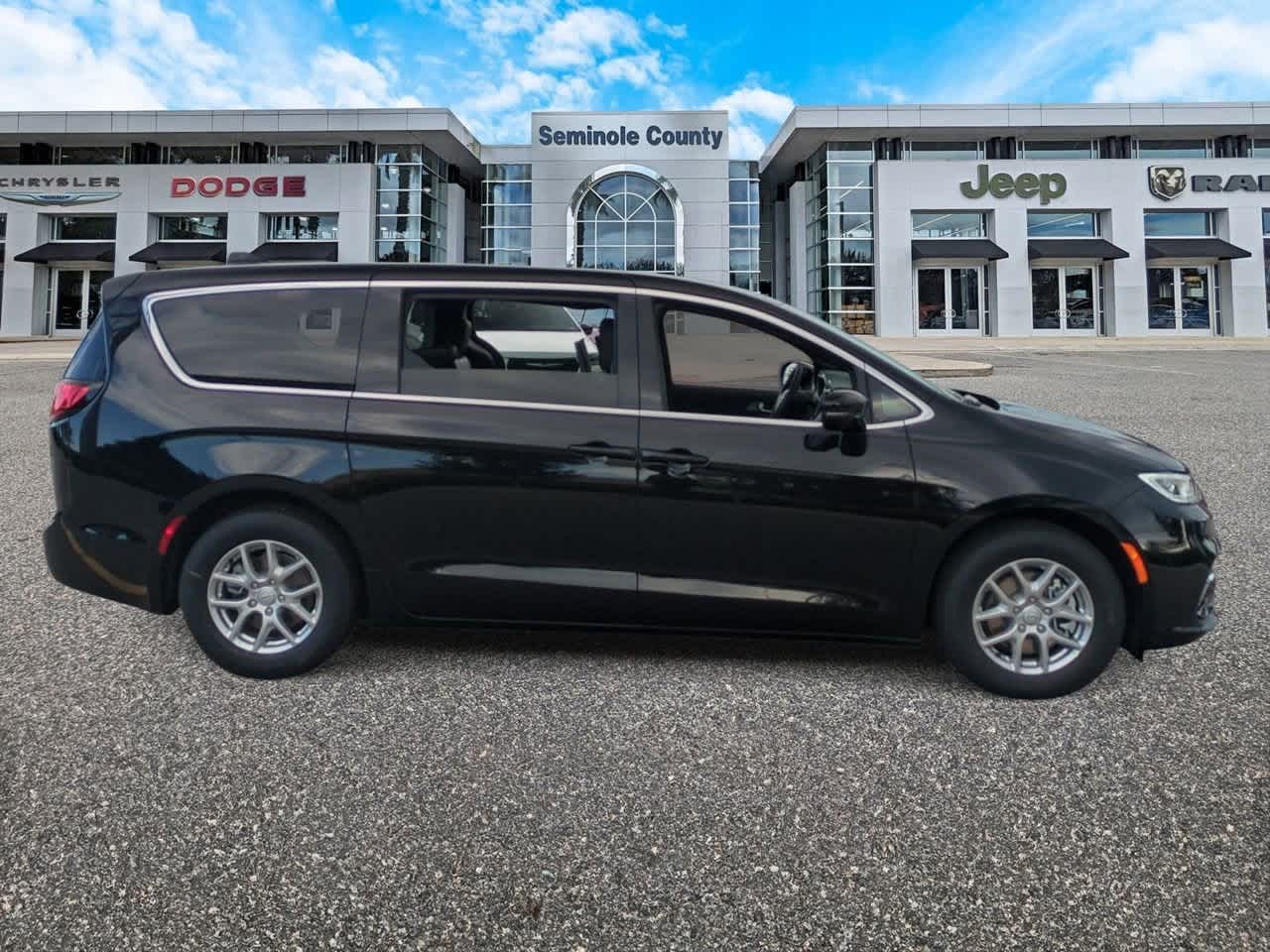 Thumbnail: 2026 Chrysler Pacifica - 9