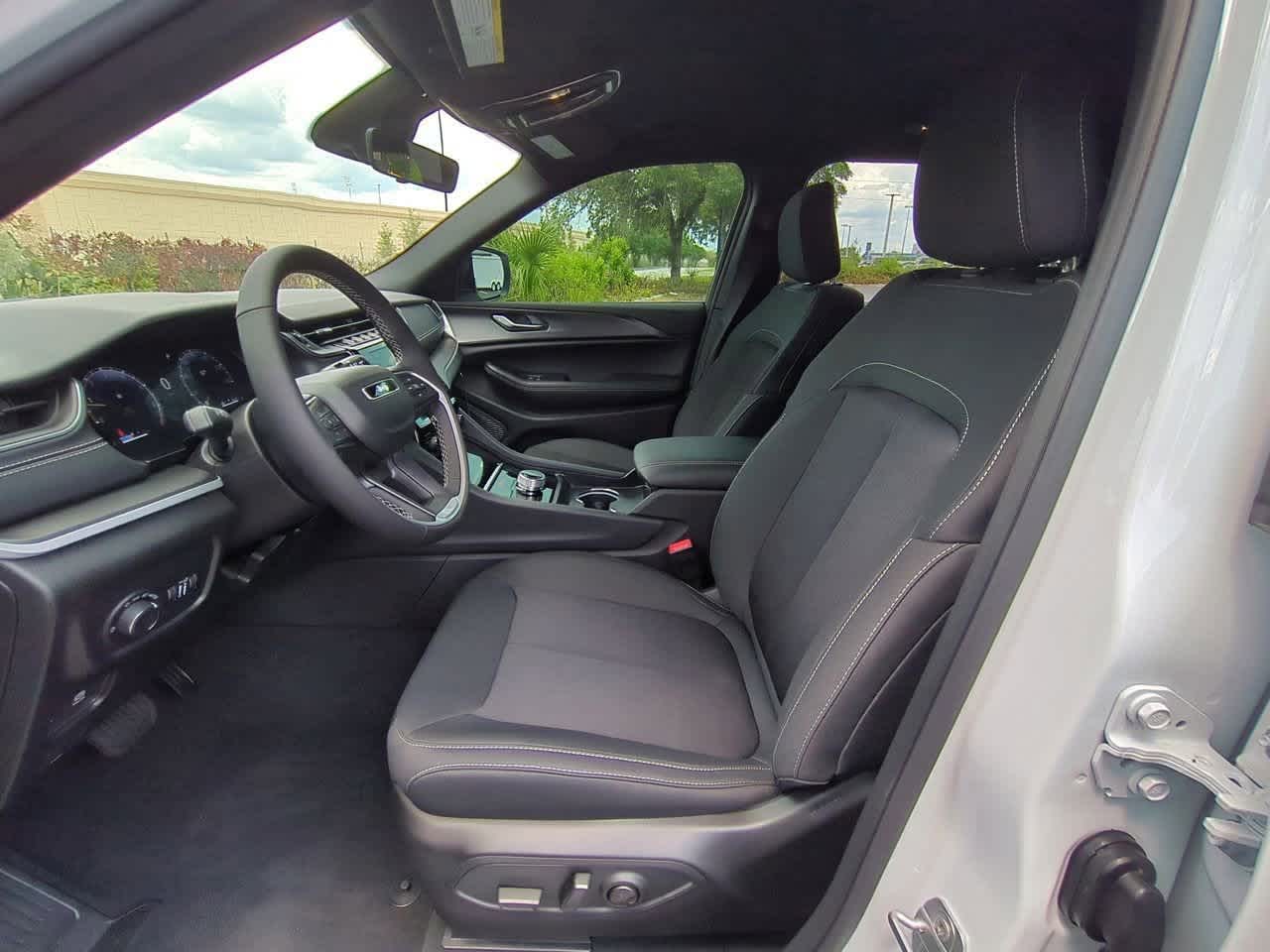 Thumbnail: 2025 Jeep Grand Cherokee L - 17