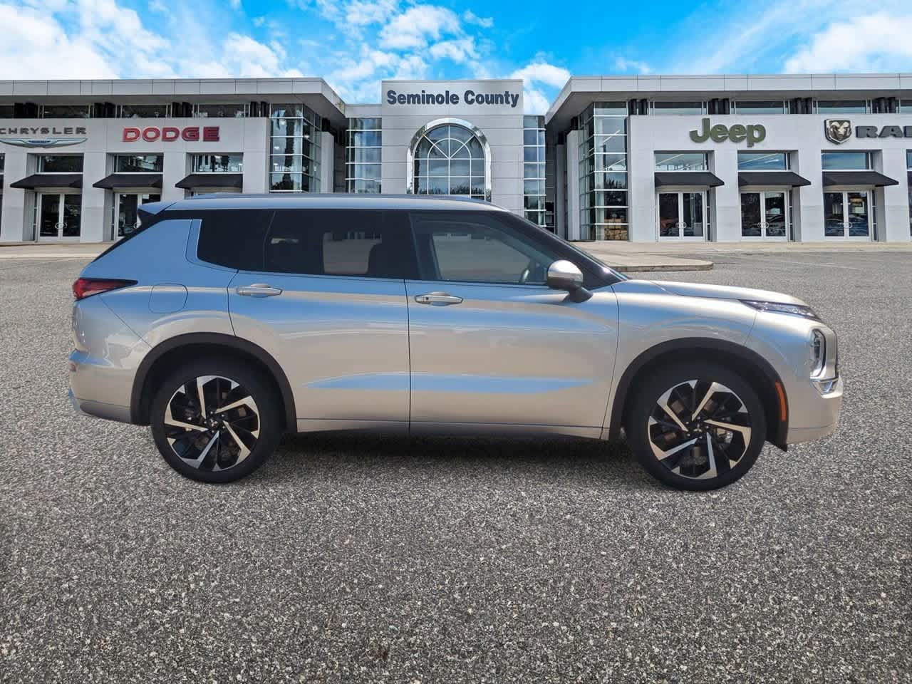 Thumbnail: 2024 Mitsubishi Outlander - 9