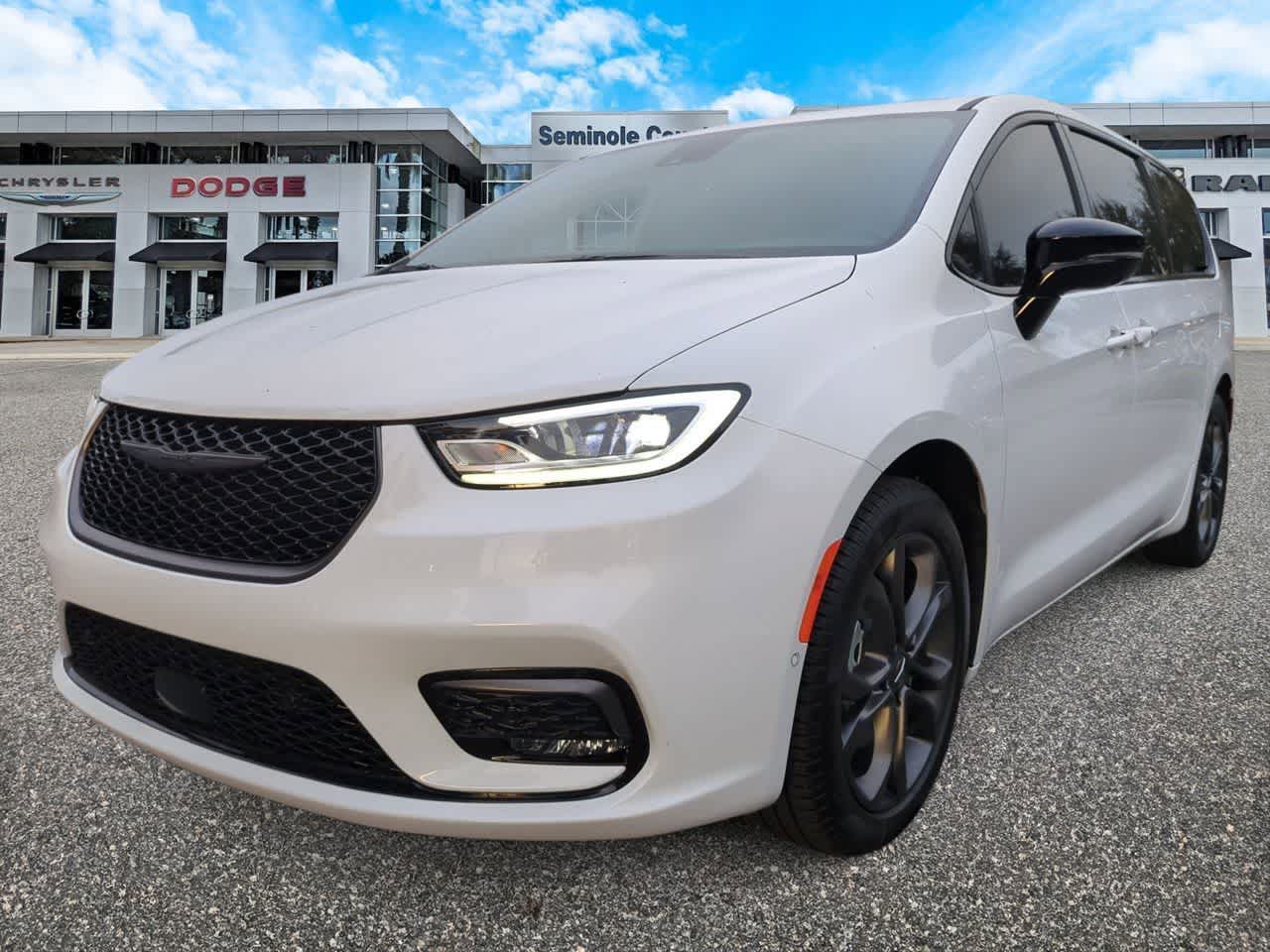 Thumbnail: 2026 Chrysler Pacifica - 4