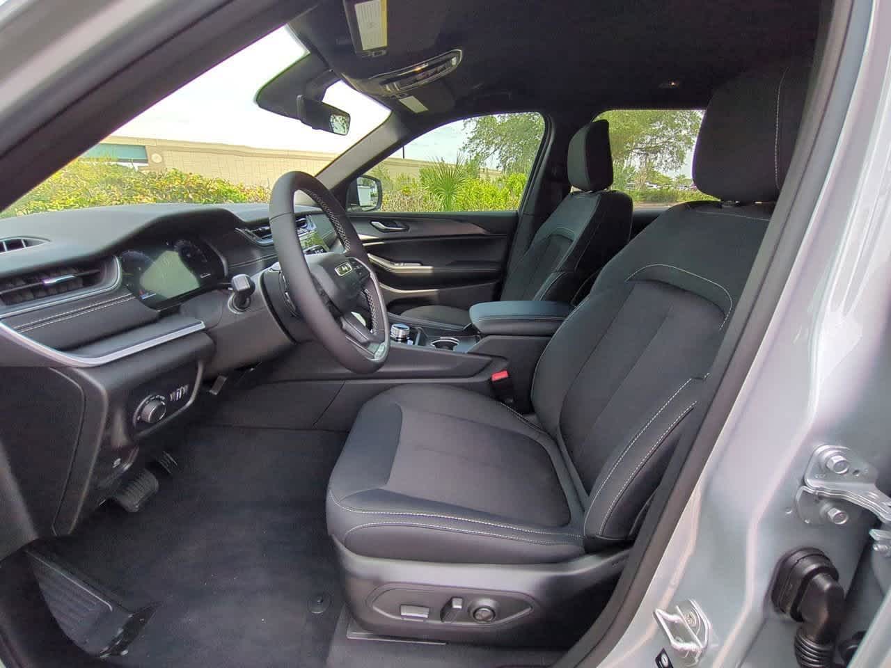 2025 Jeep Grand Cherokee L Laredo 17