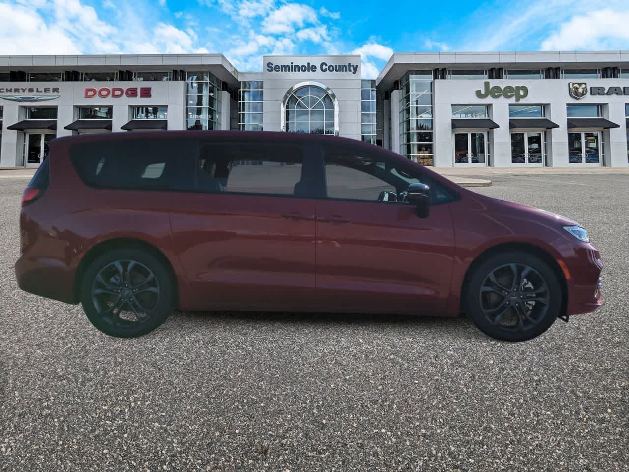 Thumbnail: 2026 Chrysler Pacifica - 9