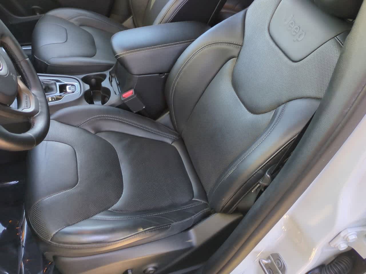 Thumbnail: 2019 Jeep Cherokee - 17