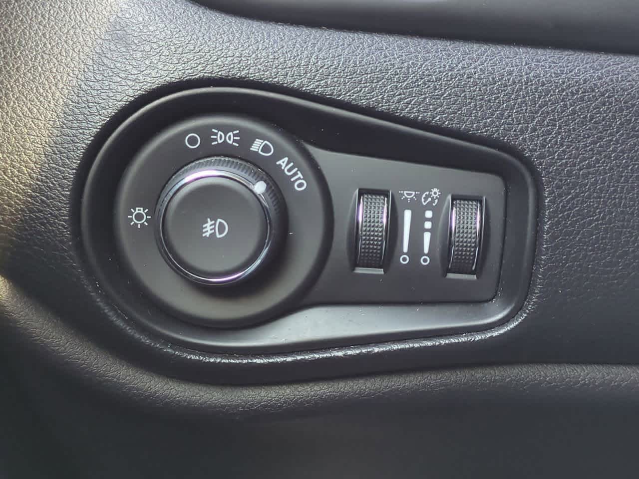 Thumbnail: 2018 Jeep Renegade - 18