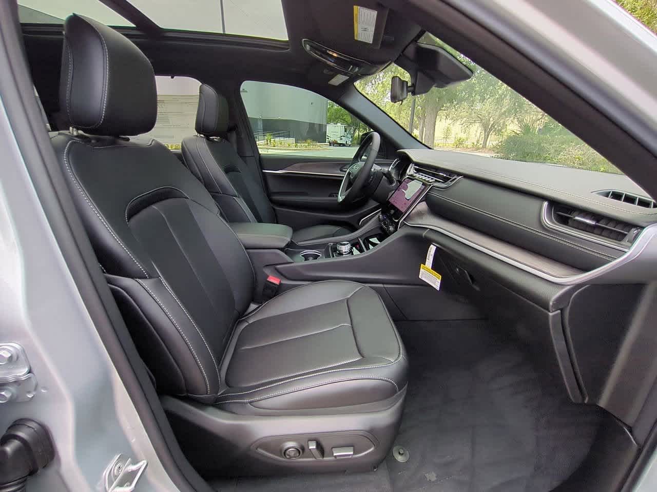 Thumbnail: 2025 Jeep Grand Cherokee - 24