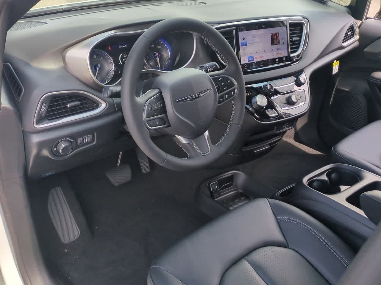 Thumbnail: 2026 Chrysler Voyager - 10