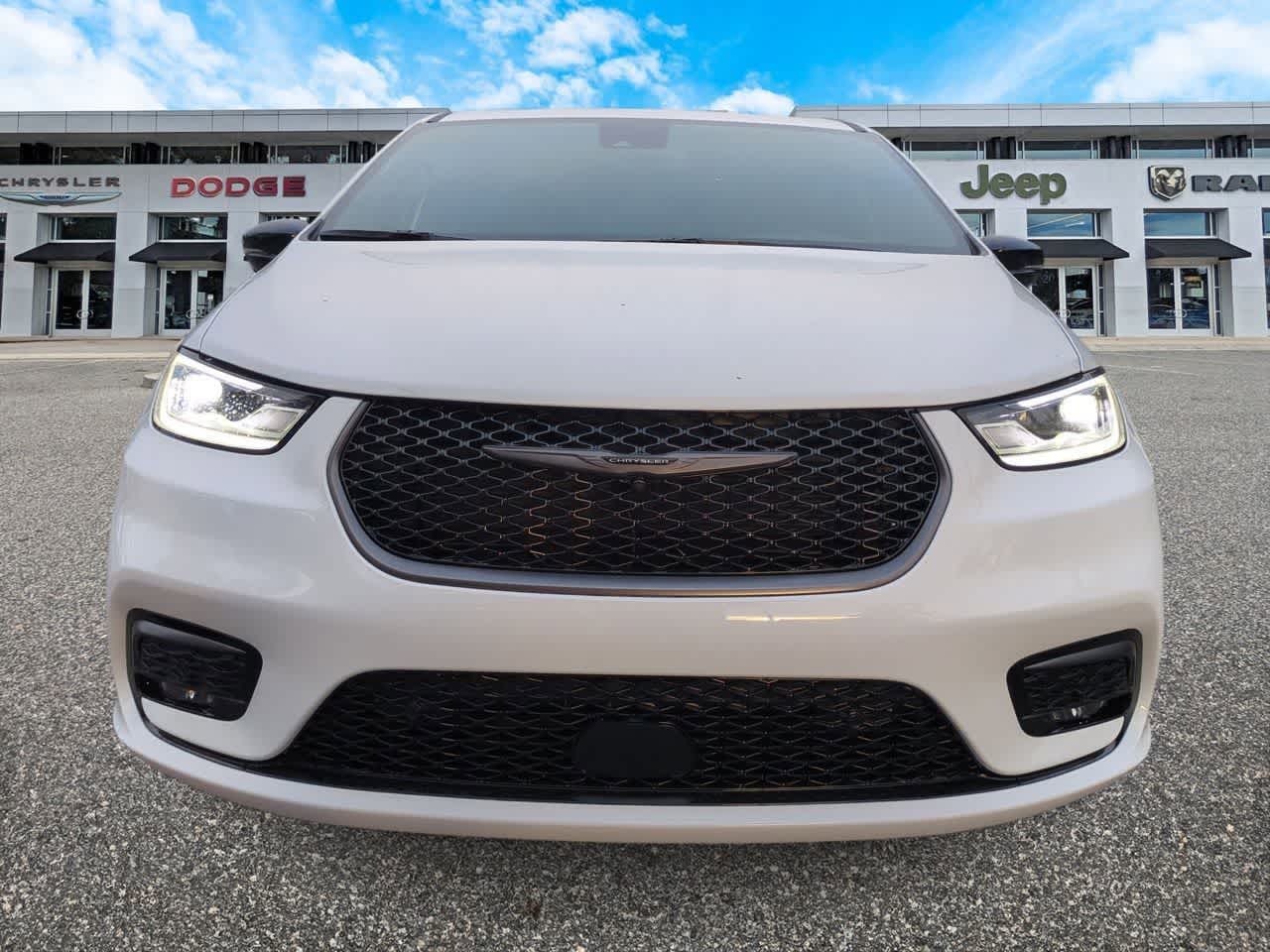 Thumbnail: 2026 Chrysler Pacifica - 3