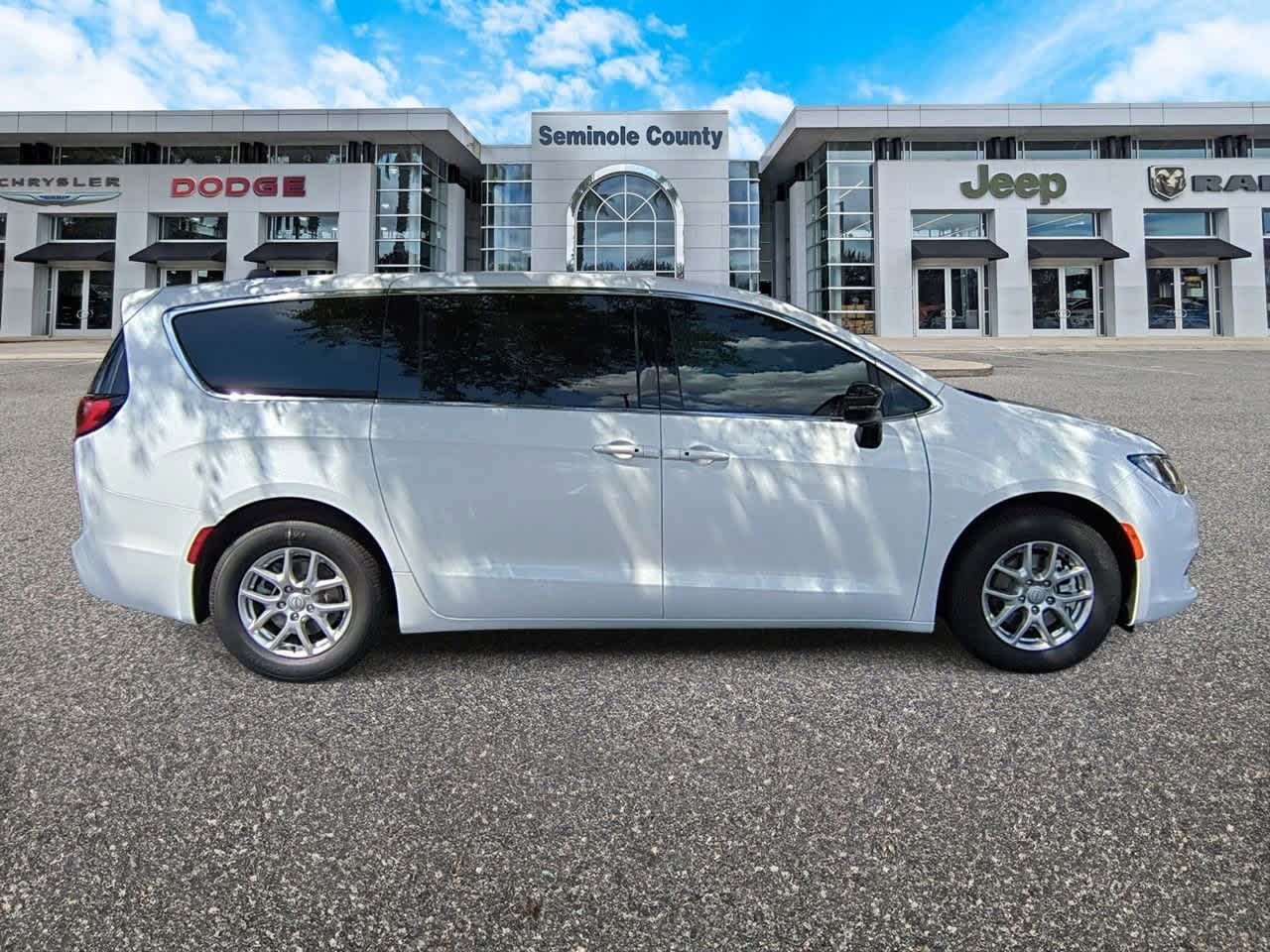 Thumbnail: 2026 Chrysler Voyager - 9