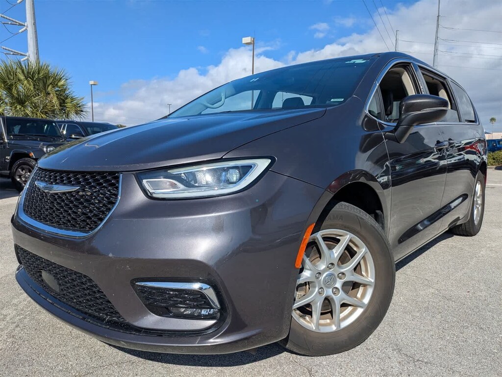 Used 2023 Chrysler Pacifica Touring L Van