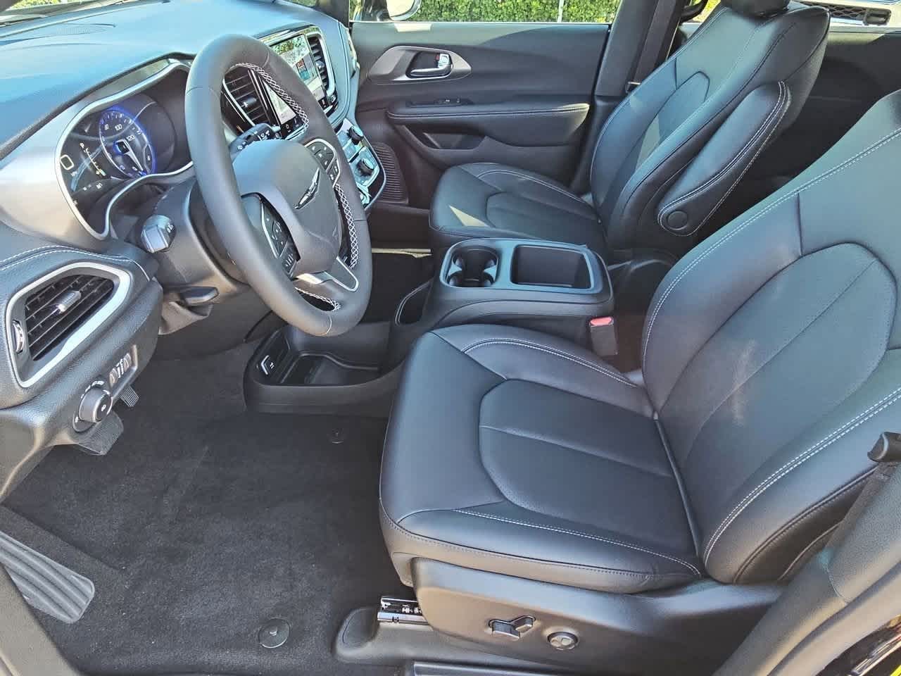 Thumbnail: 2026 Chrysler Pacifica - 17