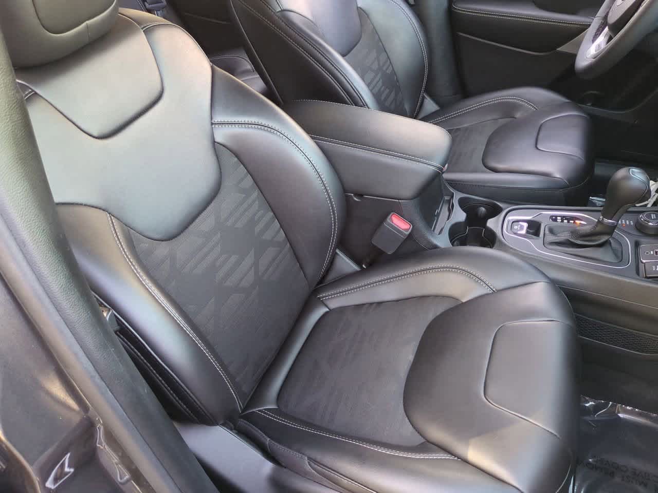 Thumbnail: 2022 Jeep Cherokee - 22