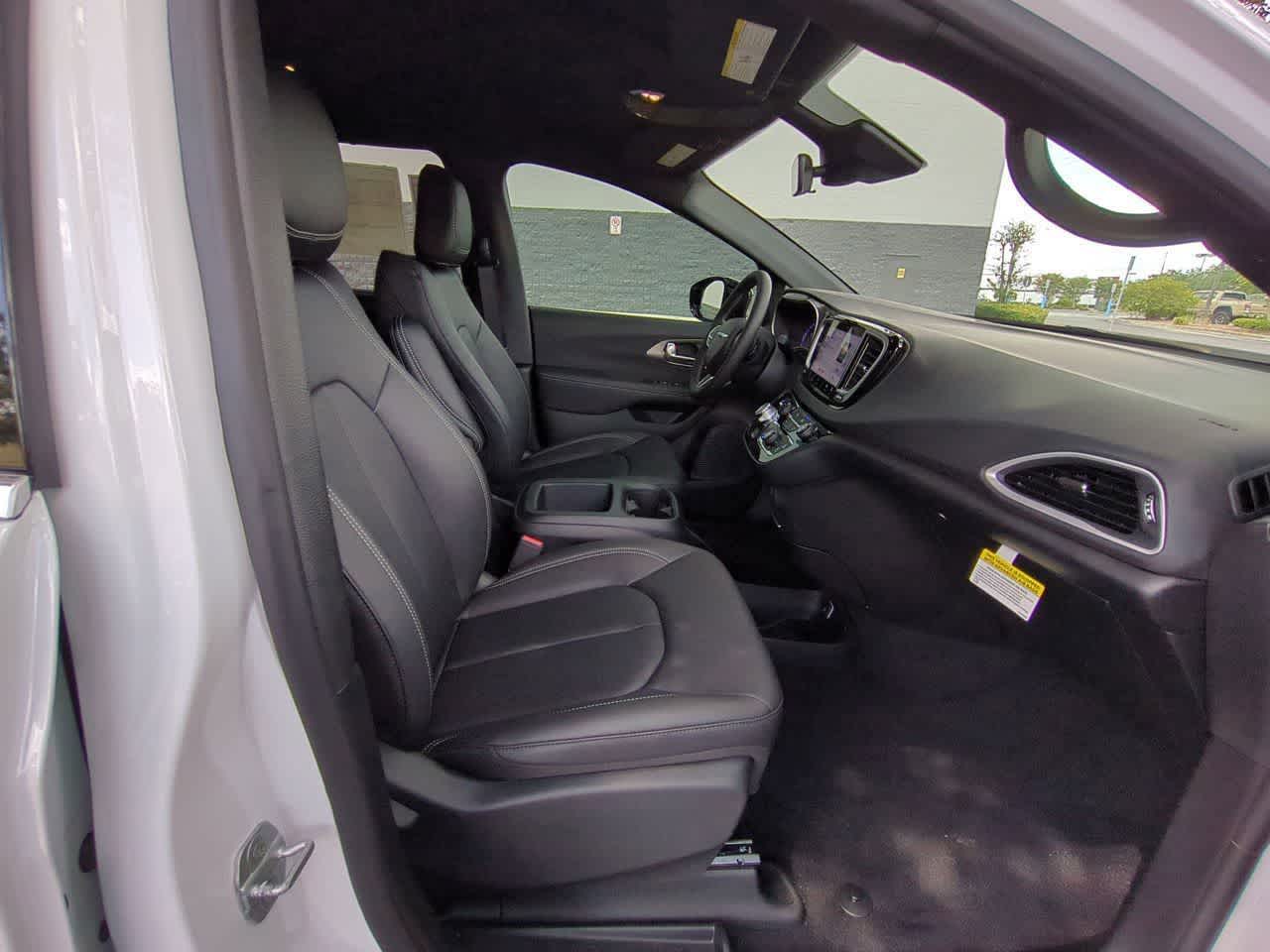 Thumbnail: 2026 Chrysler Voyager - 22