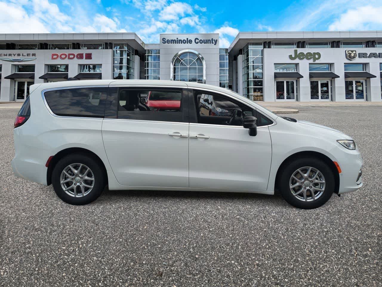 Thumbnail: 2026 Chrysler Pacifica - 9