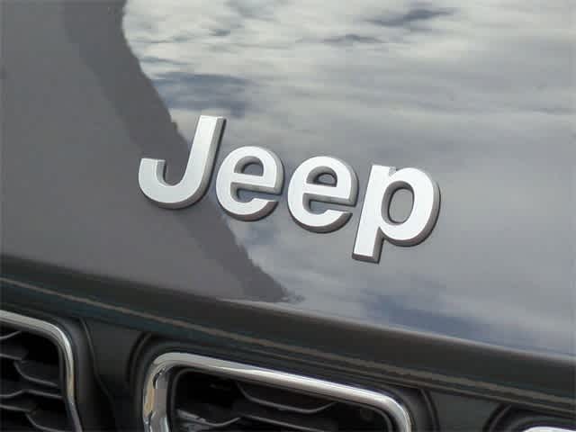 2025 Jeep Grand Cherokee Laredo 11
