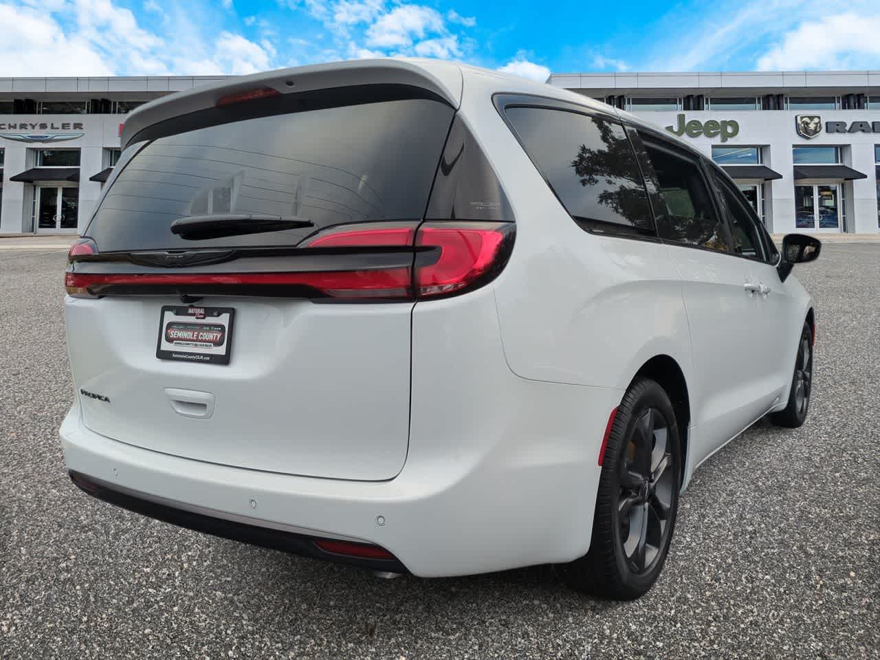 Thumbnail: 2026 Chrysler Pacifica - 8