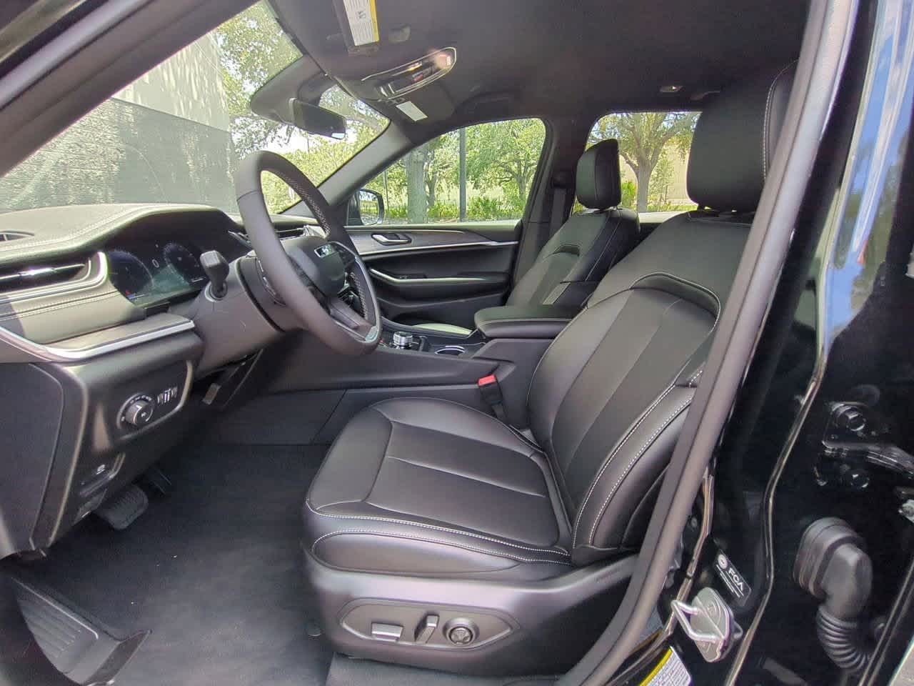 Thumbnail: 2025 Jeep Grand Cherokee - 17