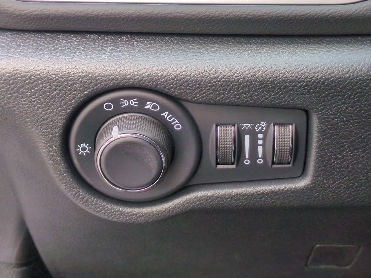 Thumbnail: 2026 Chrysler Voyager - 18