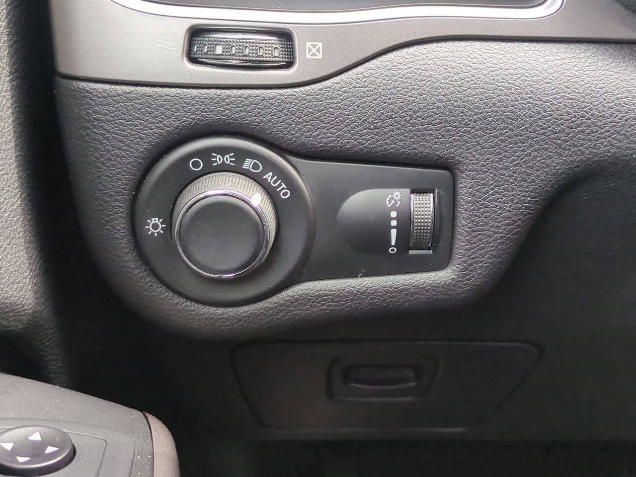 Thumbnail: 2020 Jeep Cherokee - 18