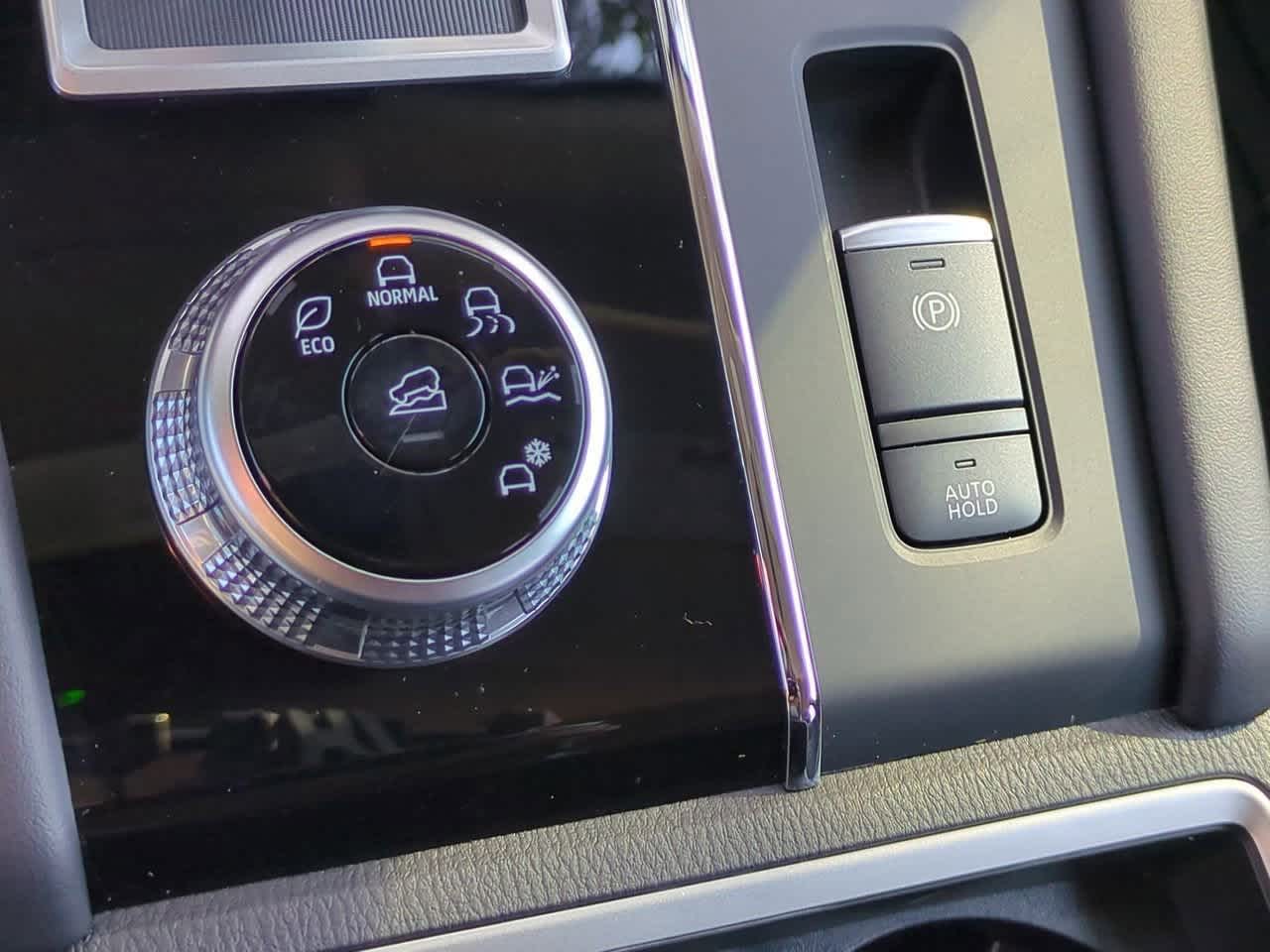 Thumbnail: 2024 Mitsubishi Outlander - 18