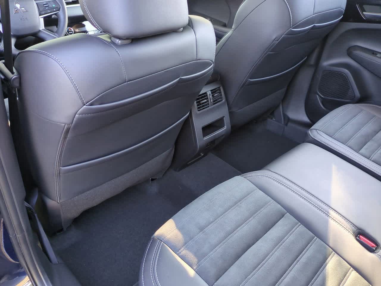 Thumbnail: 2024 Mitsubishi Outlander - 19