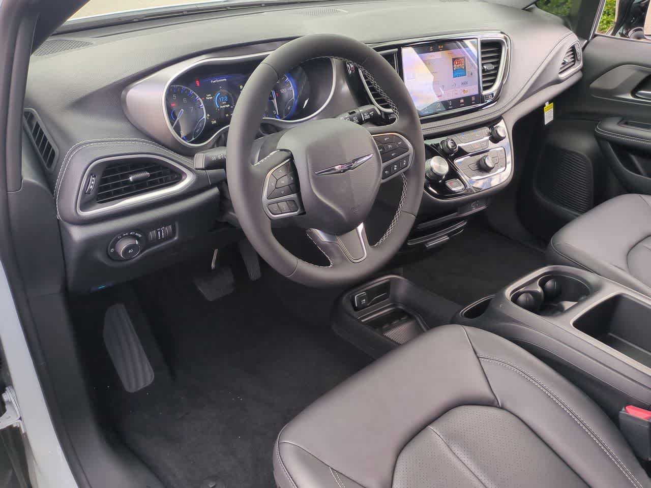 Thumbnail: 2026 Chrysler Pacifica - 10