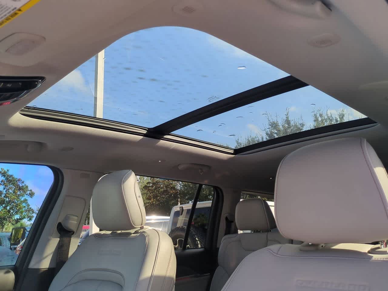 Thumbnail: 2022 Jeep Grand Cherokee L - 20