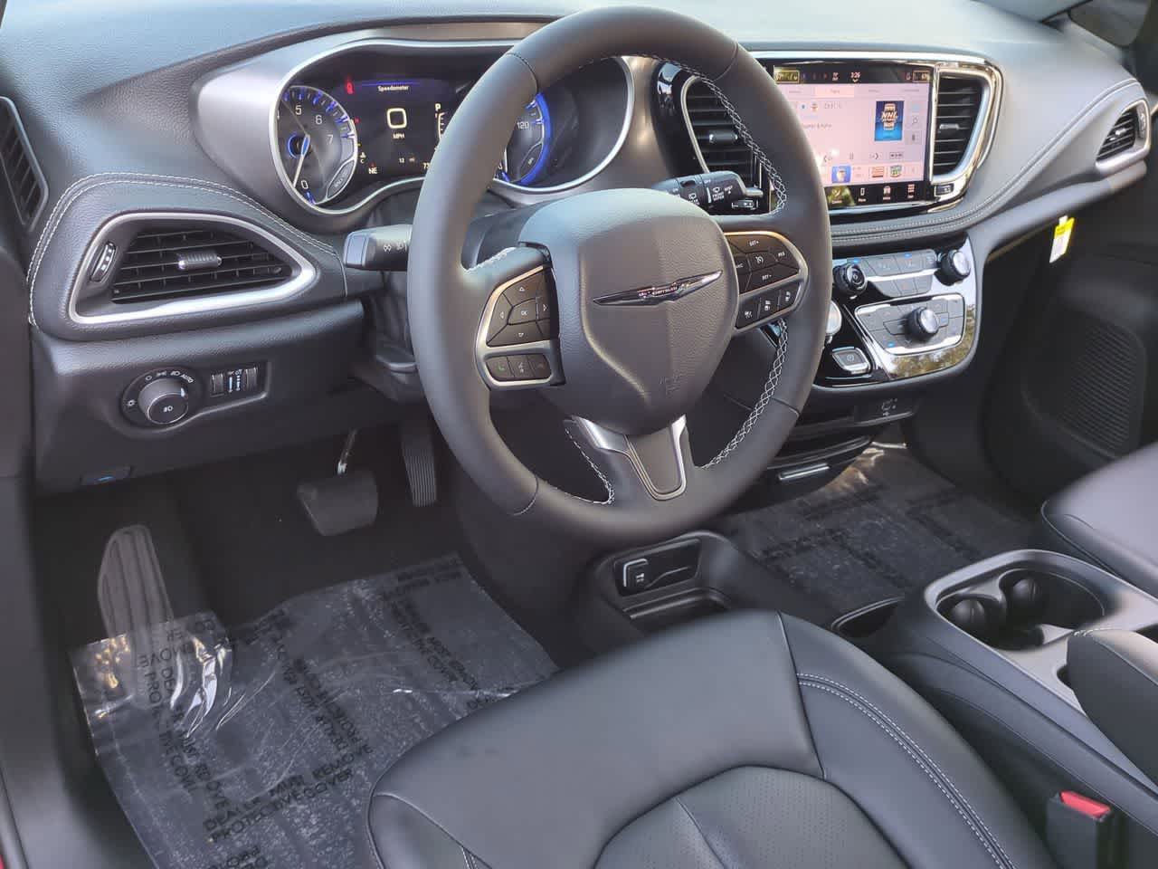 Thumbnail: 2026 Chrysler Pacifica - 10