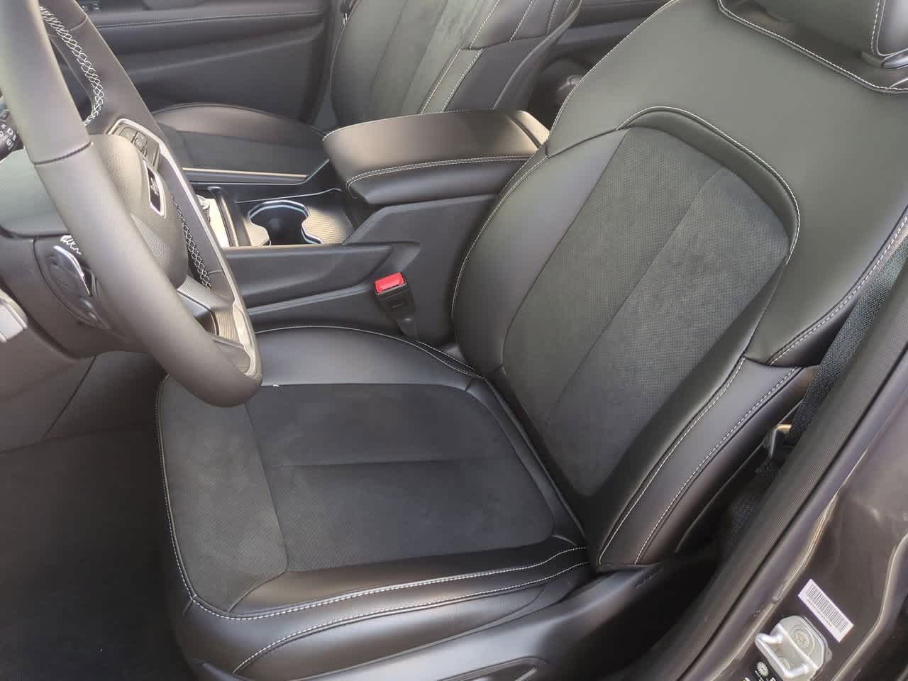 Thumbnail: 2025 Jeep Grand Cherokee L - 17