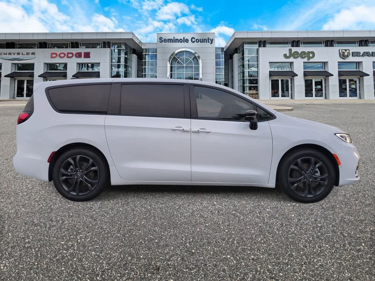 Thumbnail: 2026 Chrysler Pacifica - 9