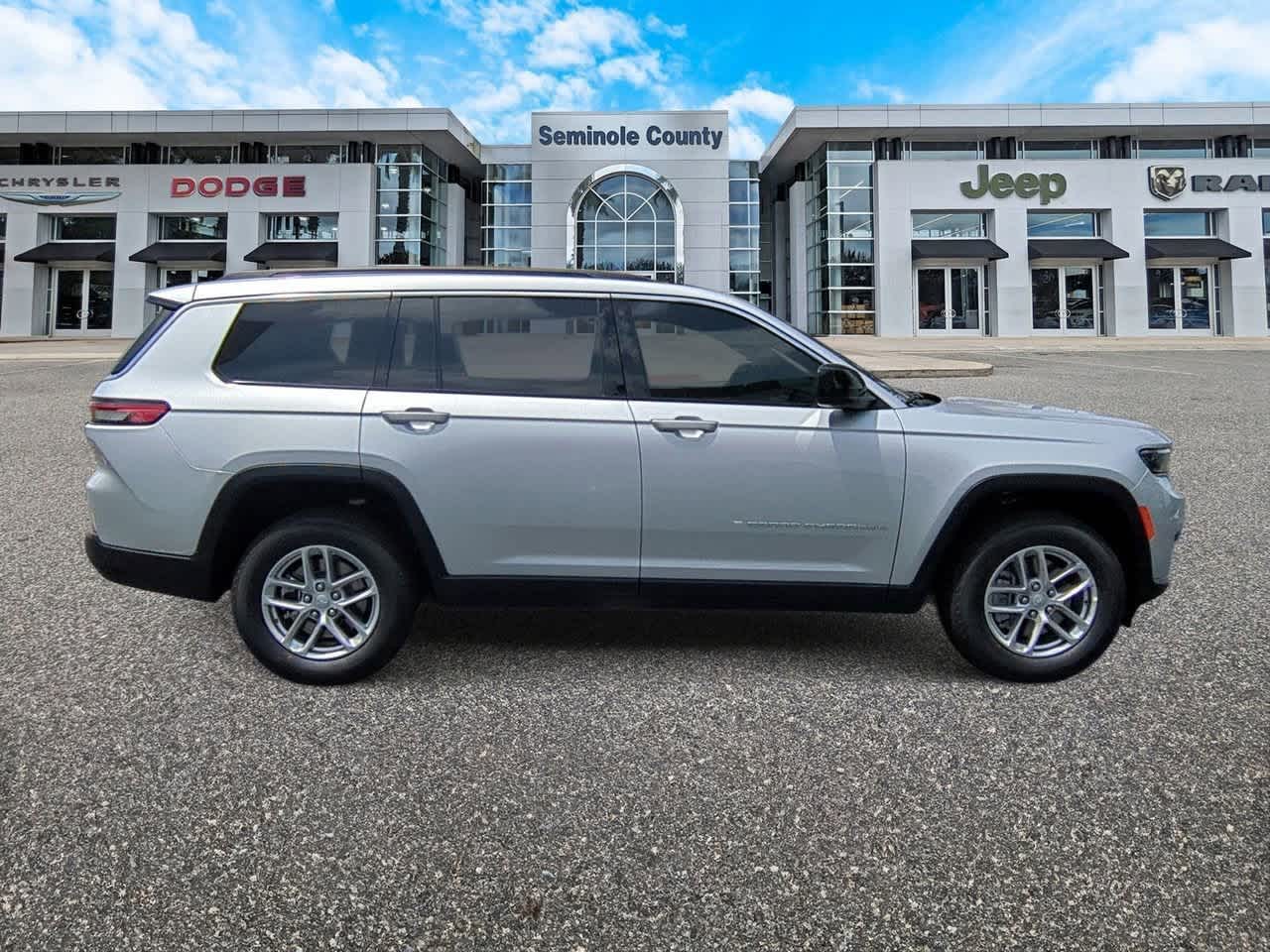 2025 Jeep Grand Cherokee L Laredo 9