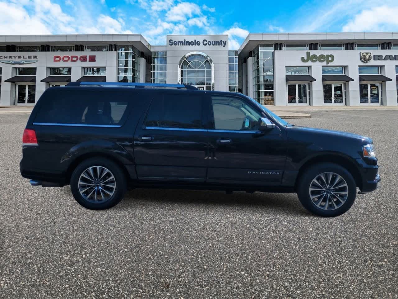 Thumbnail: 2017 Lincoln Navigator L - 9