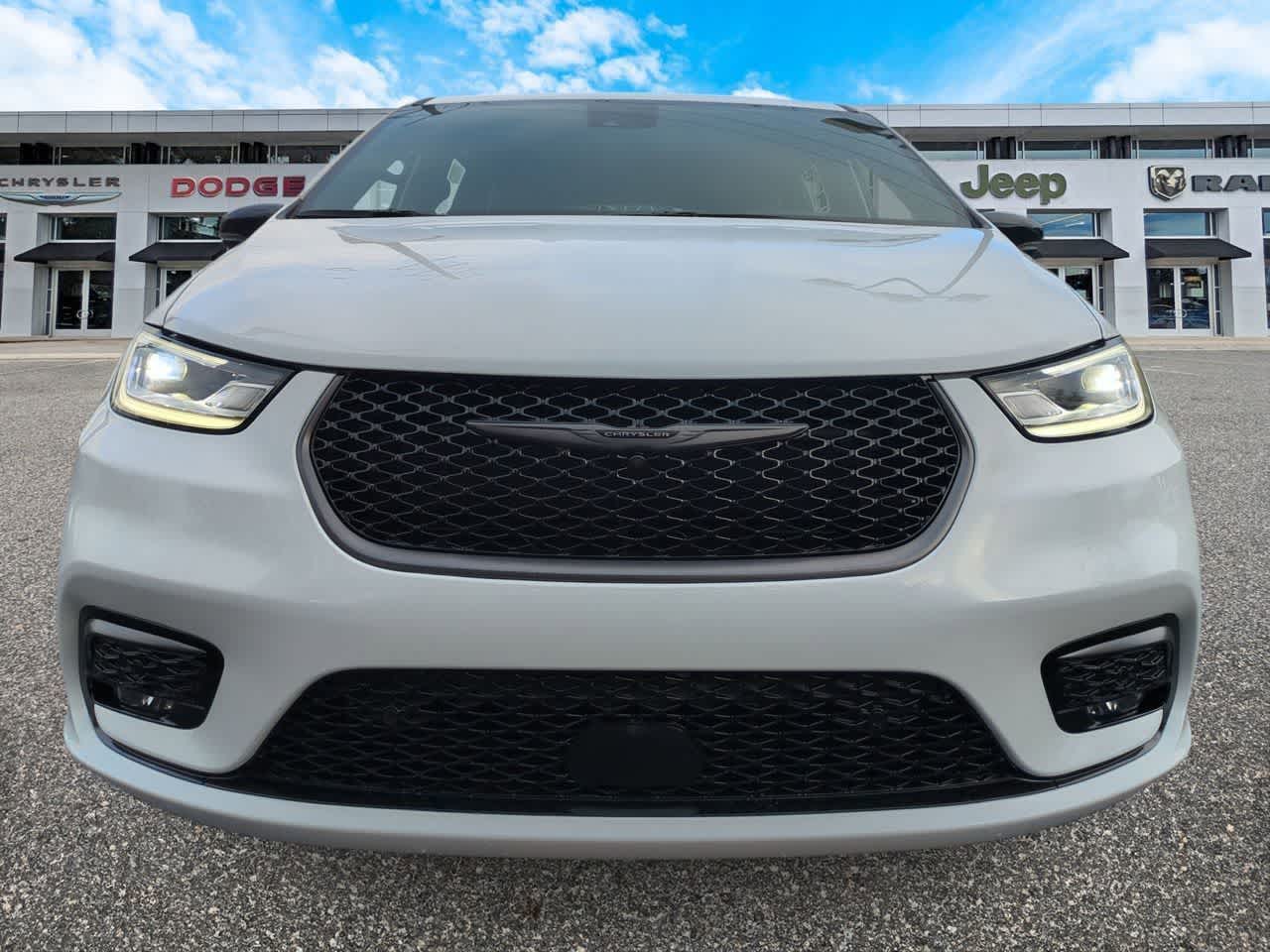 Thumbnail: 2026 Chrysler Pacifica - 3