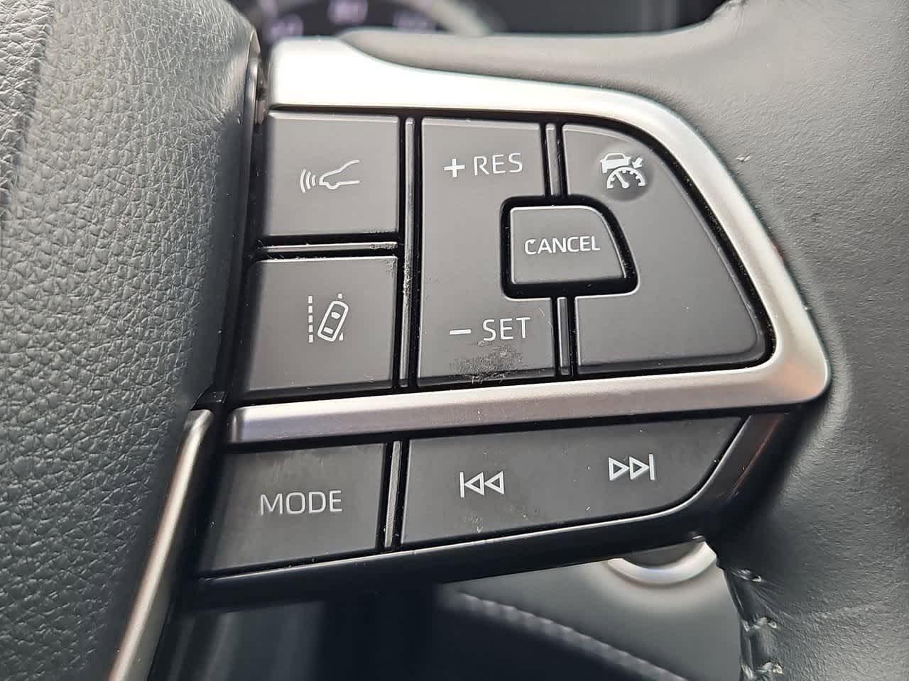 Thumbnail: 2023 Toyota Highlander - 25