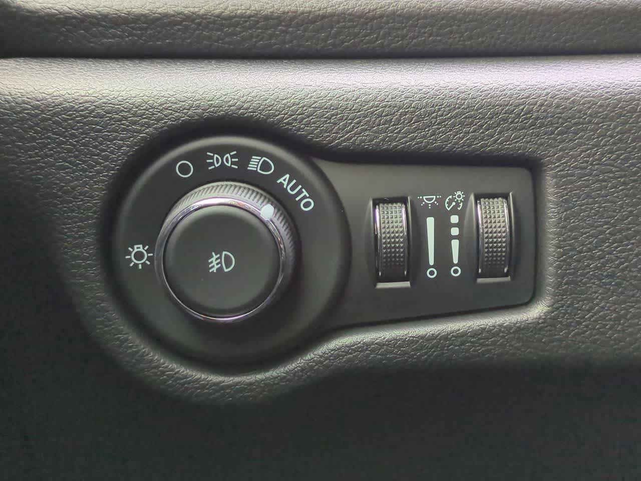 Thumbnail: 2026 Chrysler Pacifica - 18