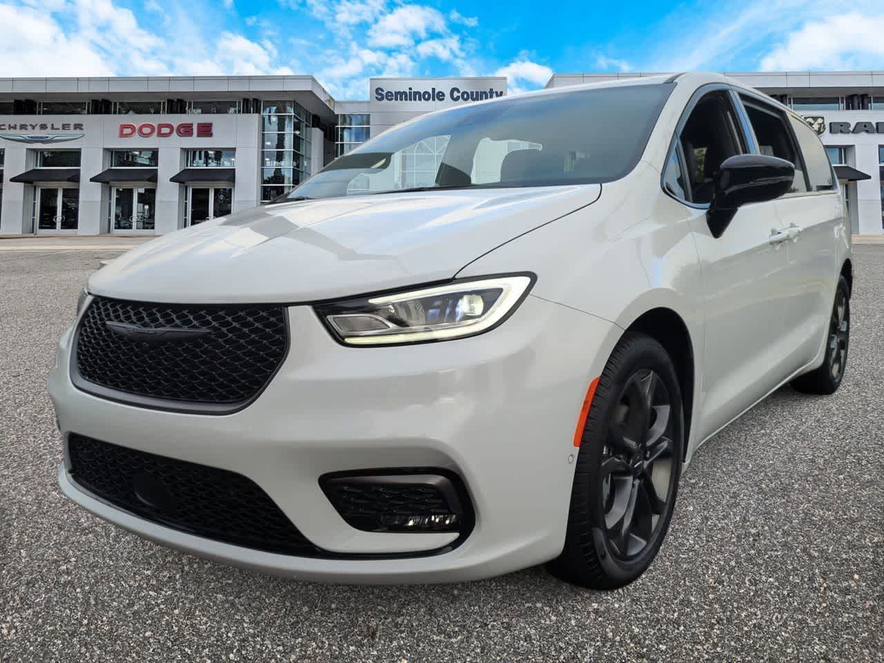 Thumbnail: 2026 Chrysler Pacifica - 4