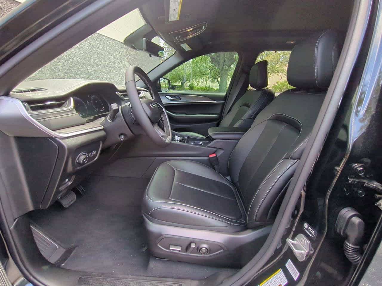 Thumbnail: 2025 Jeep Grand Cherokee - 17
