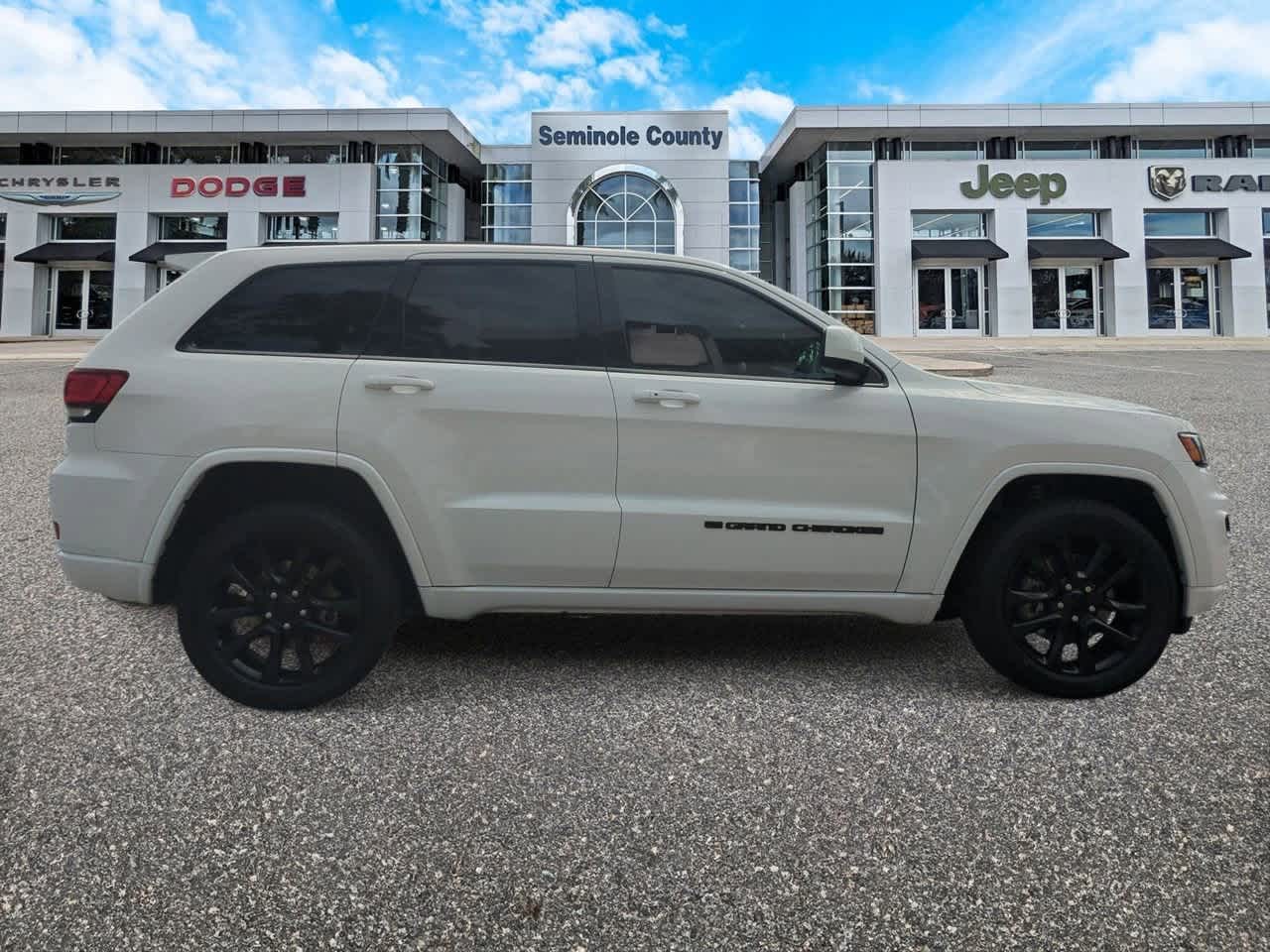 Thumbnail: 2022 Jeep Grand Cherokee - 9