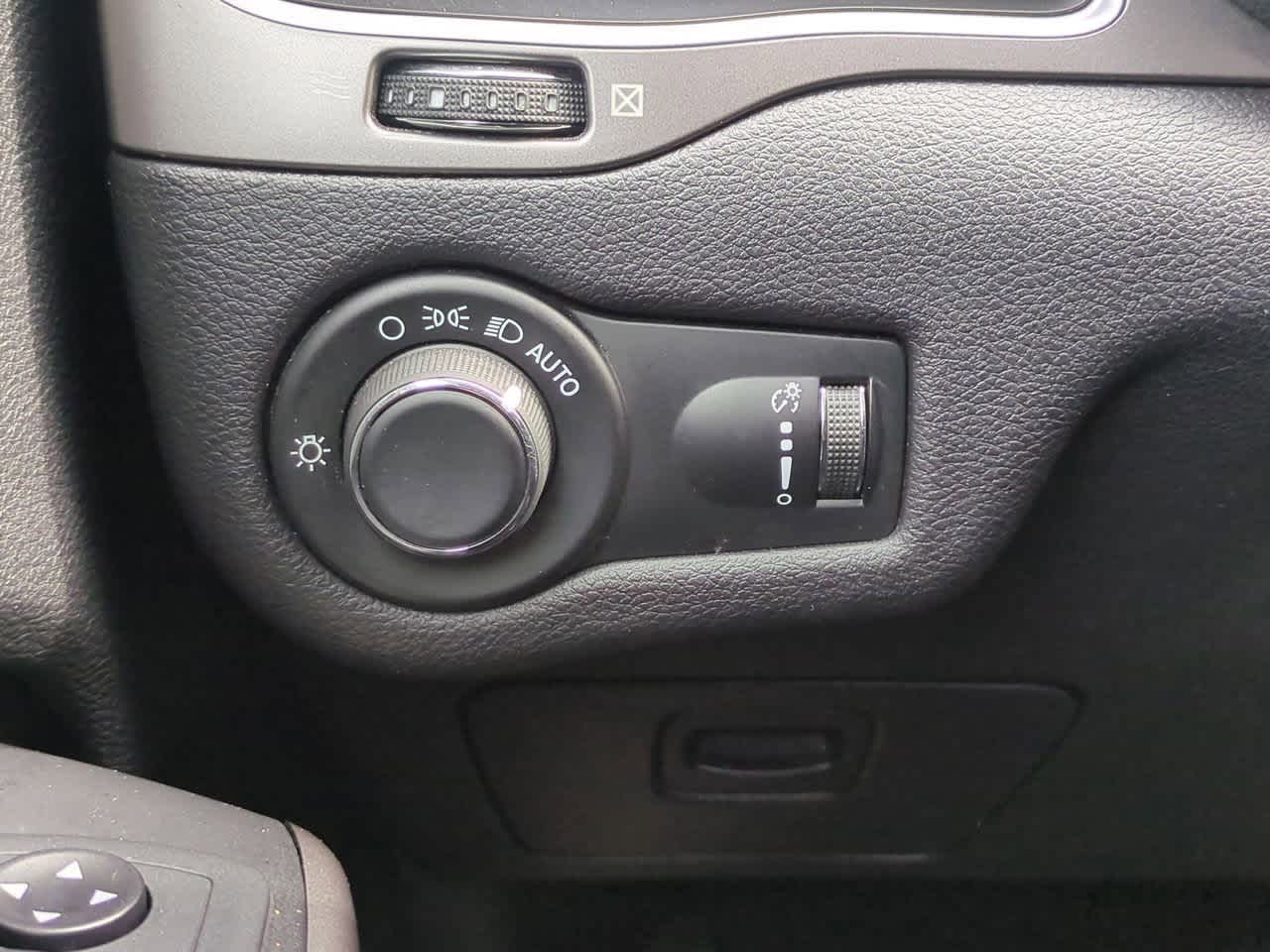 Thumbnail: 2020 Jeep Cherokee - 18