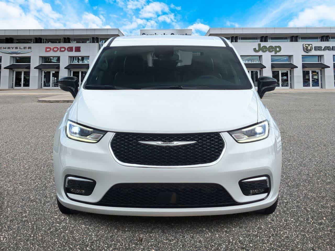 Thumbnail: 2026 Chrysler Pacifica - 3