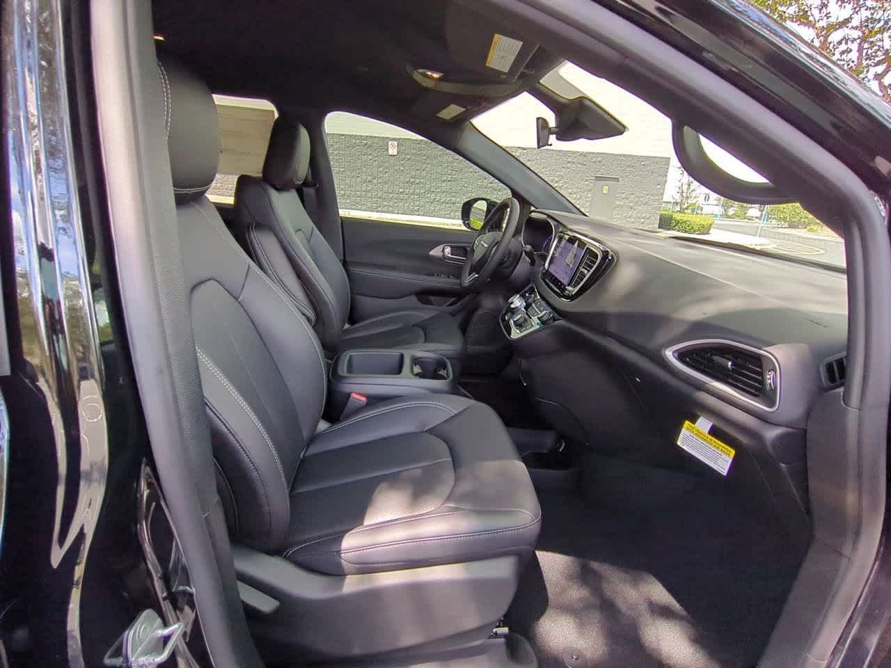 Thumbnail: 2026 Chrysler Voyager - 21