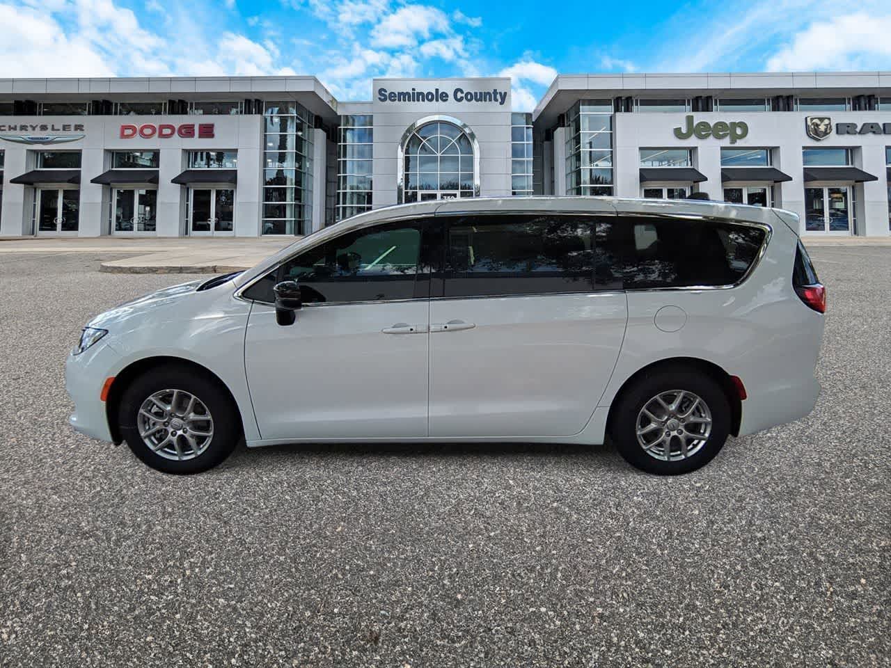 Thumbnail: 2026 Chrysler Voyager - 5