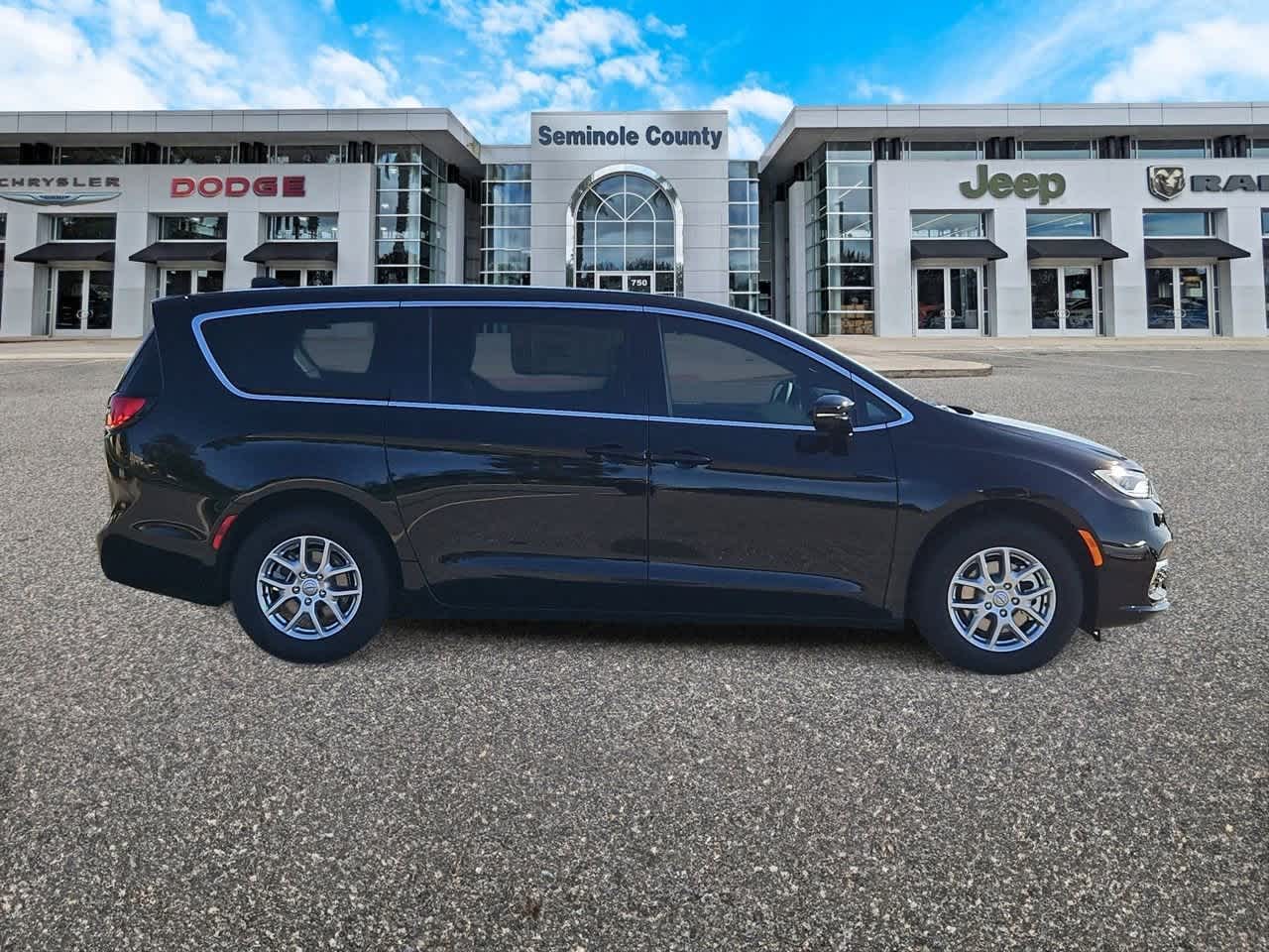 Thumbnail: 2026 Chrysler Pacifica - 9