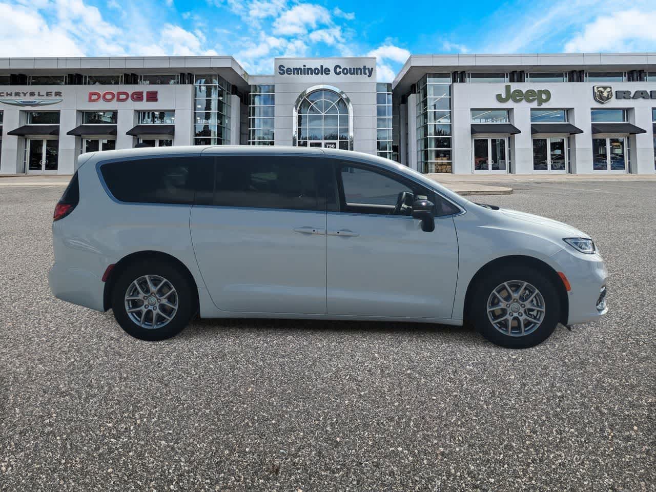 Thumbnail: 2026 Chrysler Pacifica - 9